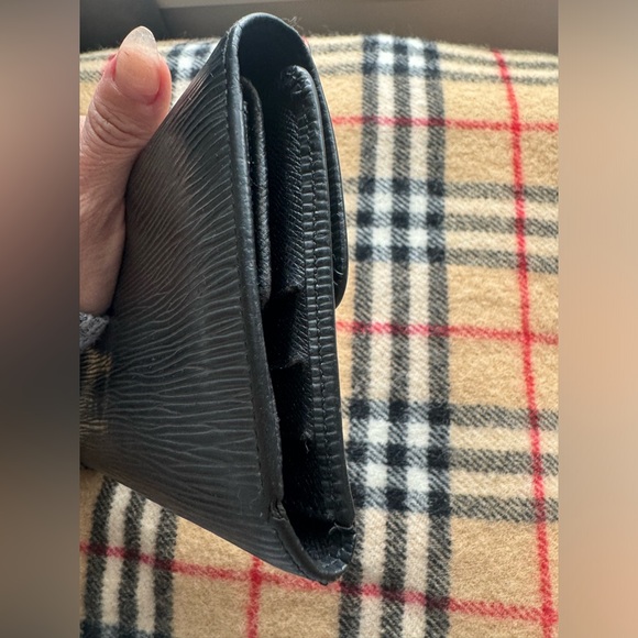 LV EPI LONG WALLET (TEAR,FADING) MAKE ME AN OFFER! - Picture 9 of 14